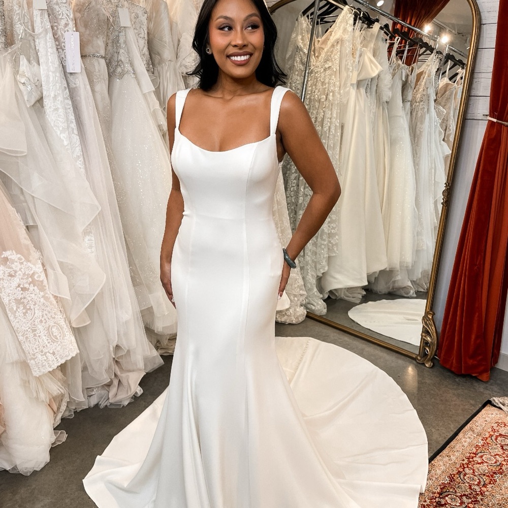 Elegant Wedding Dress Used as Store Sample
